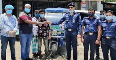 চাঁদপুরে বিকাশ এজেন্টের ৬১ লাখ টাকা ফিরিয়ে দিয়ে যা উপহার পেলেন সজীব