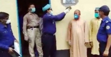 বরিশালের সেই শিক্ষকের মাথায় টুপি পরিয়ে সম্মানিত করলো পুলিশ