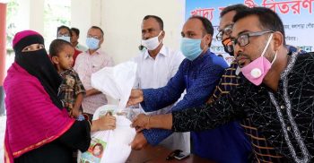 কলাপাড়ায় কর্মহীন শতাধিক অসহায় পরিবারের মাঝে খাদ্য সামগ্রী বিতরণ