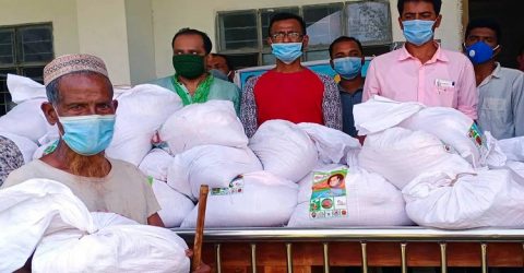 কর্মহীন ও জেলেদের পাশে দাঁড়িয়েছে ‘কুয়াকাটা সোসাইটি