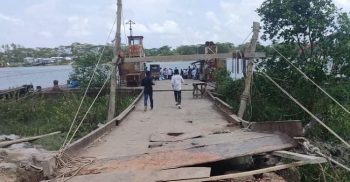 উপজেলাবাসীর কৃতজ্ঞতা প্রকাশ, কলাপাড়ায় বালিয়াতলী খেয়াঘাটের সংস্কার কাজ চলছে