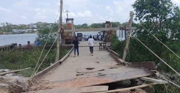 উপজেলাবাসীর কৃতজ্ঞতা প্রকাশ, কলাপাড়ায় বালিয়াতলী খেয়াঘাটের সংস্কার কাজ চলছে