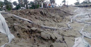 ঘূর্নিঝড় আম্ফানের তান্ডব: কলাপাড়ায় নিজামপুর বেড়িবাঁধ ক্ষত-বিক্ষত