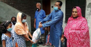 কলাপাড়ায় হট লাইনে অর্ধশতাধিক কর্মহীন ও প্রতিবন্ধীদের খাদ্য সহায়তা প্রদান