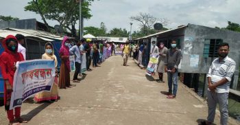 সাতক্ষীরায় সাইক্লোন শেল্টার ও টেকসই বেড়িবাঁধ নির্মাণের দাবিতে মানববন্ধন