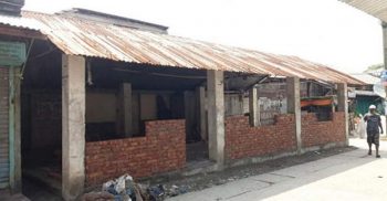 তালতলীতে অবৈধভাবে সরকারি স্টল দখল করে ব্যবসায়ী সমিতির অফিস নির্মাণ