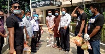 করোনা রোগীদের জন্য খাবার রান্না করে পাঠালেন এক মা
