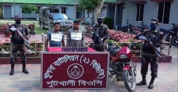 বেনাপোলে ভারতীয় ফেন্সিডিল ও মোটরসাইকেল সহ দুই মাদক ব্যবসায়ী আটক