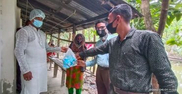 কুয়াকাটায় প্রাথমিক শিক্ষার্থীদের মাঝে পুষ্টি সমৃদ্ধ বিস্কুট বিতরন