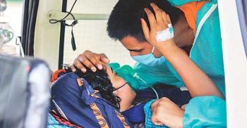 জীবন থামলেও করোনায় থেমে নেই ভালোবাসা, ছবি ভাইরাল