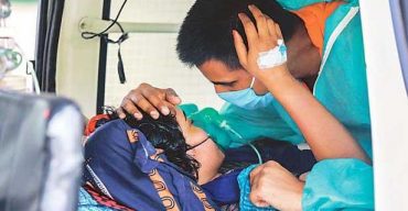 জীবন থামলেও করোনায় থেমে নেই ভালোবাসা, ছবি ভাইরাল