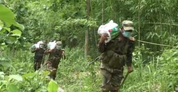 খাগড়াছড়িতে দুঃস্থদের মাঝে ত্রাণ সহায়তা দিলেন সেনাবাহিনী