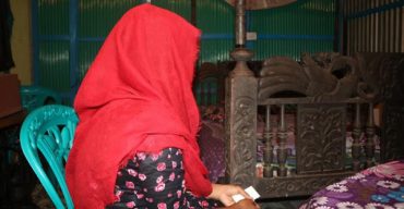 লালমনিরহাটে বিয়ের দাবিতে যুবকের বাড়িতে গৃহবধূর অনশন