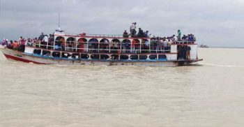 রাজধানীর সদরঘাটের বুড়িগঙ্গায় যাত্রীবোঝাই লঞ্চডুবি
