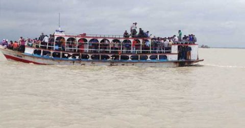 রাজধানীর সদরঘাটের বুড়িগঙ্গায় যাত্রীবোঝাই লঞ্চডুবি