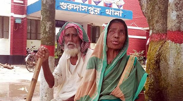 নাটোরে পুত্রবধূর নির্যাতনের শিকার বৃদ্ধ দম্পতি