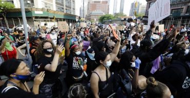 জর্জ ফ্লয়েডের মৃত্যু: ব্ল্যাক লাইভস ম্যাটারের সাথে সংহতি জানিয়ে লন্ডনে প্রতিবাদ