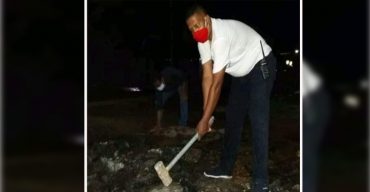 পাটকেলঘাটা থানার তদন্ত (ওসি) জেল্রাল হোসেন গভীর রাতে রাস্তা সংস্কারে ব্যাস্ত