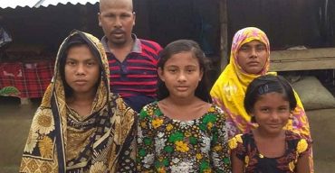 তিন শিশু কন্যার দিকে তাকিয়ে বাঁচতে চাই চুয়াডাঙ্গার তিতুদাহ খেঁজুরতলা গ্রামের তেজাউল