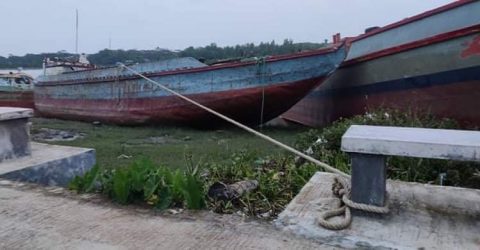 বালুর জাহাজের এংকর এখন কলাপাড়ার বিনোদন স্পট হেলি পোর্টএর বেঞ্চ