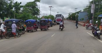 কলাপাড়ায় শেখ কামাল সেতুটি এখন অবৈধ পার্কিং স্পট