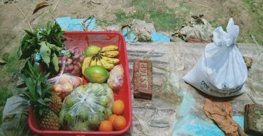 করোনা আক্রান্তদের বাড়িতে ঝুড়ি ভর্তি ফল পৌঁছে দিলেন ইউএনও কল্যাণ চৌধুরী