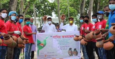 তালায় গাছে গাছে মাটির ভাঁড় টাঙিয়ে পাখির অভয়াশ্রম উদ্বোধন