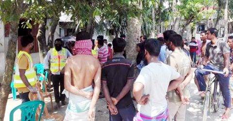 পাবনার ঈশ্বরদী উপজেলায় বাড়ির সামনে লাশ ফেলে পালানোর সময় আটক