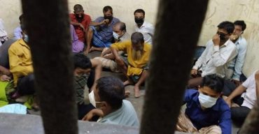 মধ্যরাতে জুয়ার আড্ডা, সাড়ে তিন লাখ টাকাসহ গ্রেফতার ৪০