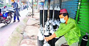 করোনাভাইরাস আতঙ্কে অক্সিজেন সিলিন্ডারের দাম বেড়েছে তিন গুণ
