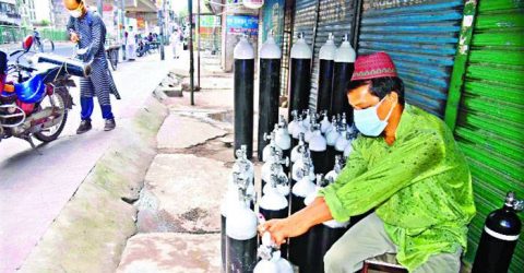 করোনাভাইরাস আতঙ্কে অক্সিজেন সিলিন্ডারের দাম বেড়েছে তিন গুণ