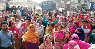 কারখানা বন্ধের প্রতিবাদে কমলাপুরে পোশাক শ্রমিকদের বিক্ষোভ