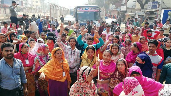 কারখানা বন্ধের প্রতিবাদে কমলাপুরে পোশাক শ্রমিকদের বিক্ষোভ