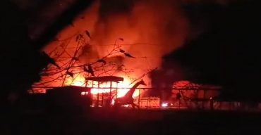 কুড়িগ্রামের রৌমারী বাজারে ভয়াবহ অগ্নিকাণ্ডে পুড়ে গেছে ৬টি দোকান