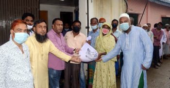 নিম্ন আয়ের মানুষের মাঝে প্রধানমন্ত্রীর ত্রাণ বিতরণ করেছেন কাউন্সিলর ইকবাল