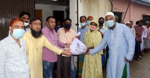 নিম্ন আয়ের মানুষের মাঝে প্রধানমন্ত্রীর ত্রাণ বিতরণ করেছেন কাউন্সিলর ইকবাল