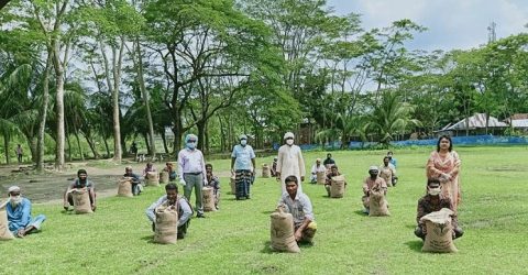 আমতলীতে কুকুয়া ও গুলিশাখালী ইউনিয়নের ৮শ জনকে কর্মহীনকে মানবিক খাদ্য সহায়তা