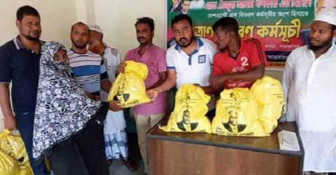 ফতুল্লায় তৈমুর আলমের নির্দেশে আমির হোসেনের ত্রান সামগ্রী বিতরন