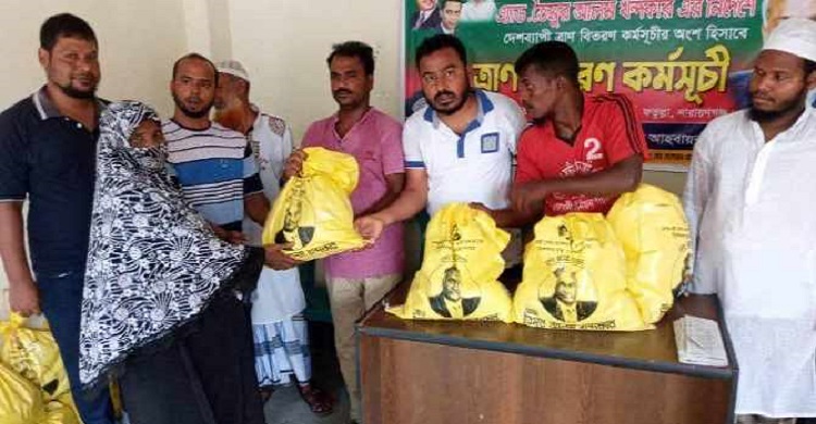 ফতুল্লায় তৈমুর আলমের নির্দেশে আমির হোসেনের ত্রান সামগ্রী বিতরন
