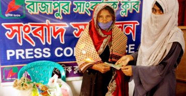 রাজাপুরের সেই কলেজ ছাত্রী ১মাসের খাবার, শাড়ি ও চিকিৎসা খরচ দিলেন ভিক্ষুক অসহায় বৃদ্ধ রোকেয়াকে!