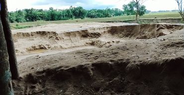 কমলগঞ্জে ধলাই নদী থেকে মেশিনসহ বালু জব্দ