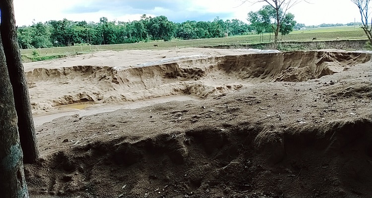 কমলগঞ্জে ধলাই নদী থেকে মেশিনসহ বালু জব্দ
