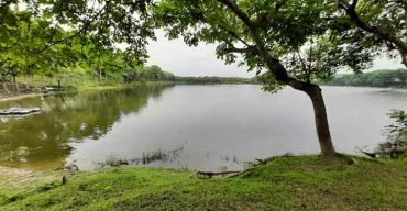 প্রাকৃতিক সৌন্দর্যে ভরপুর ঝিনাইদহের ঐতিহ্যবাহী ঢোল সমুদ্র দীঘি