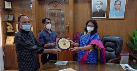 জেলা প্রশাসক বেগম নাজিয়া শিরিনকে মৌলভীবাজার অনলাইন প্রেসক্লাব এর বিদায় সম্মাননা স্বারক প্রদান