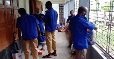 গলাচিপায় দফাদার ও গ্রাম পুলিশের মাঝে পোষাক বিতরণ