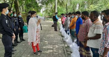 ঈদ সামগ্রী তুলে দিলেন র‌্যাব-৮ সুন্দরবনের আত্মসমর্পনকৃত ২৮৪ জলদস্যুর হাতে