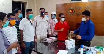গলাচিপায় এ্যাডভোকেট ফকরুল ইসলাম মুকুলের অর্থায়নে দুইশ কেএন৯৫ মাক্স বিতরণ