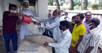 কুয়াকাটায় ১১’শ জেলের মাঝে ভিজিএফ’র চাল বিতরণ