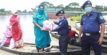 বন্যা কবলিত পরিবারের মাঝে পুলিশের ত্রাণ সামগ্রী বিতরণ