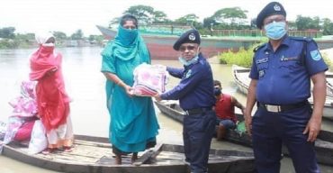 বন্যা কবলিত পরিবারের মাঝে পুলিশের ত্রাণ সামগ্রী বিতরণ